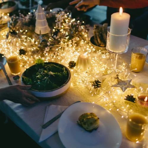 Twinkling stars strategically placed on the table, casting a magical glow and enhancing the Christmas atmosphere.